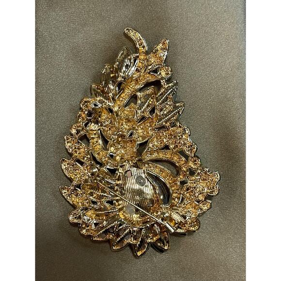 NWOT Purple Crystal Rhinestone Flower Brooch Pin Gold Tone Plated Jewelry - Picture 2 of 3